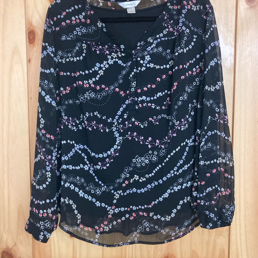 Blouse with tiny flower design.. with black shell underneath